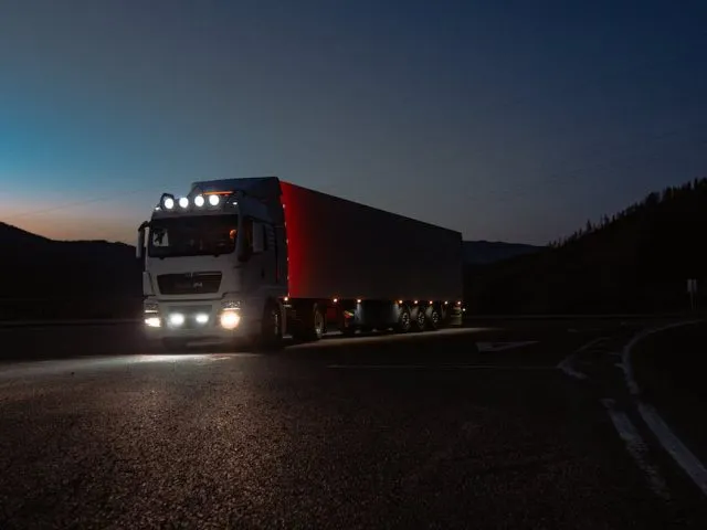 Transport ciężarowy w Warszawie: Jakie są największe wyzwania i jak je pokonać?